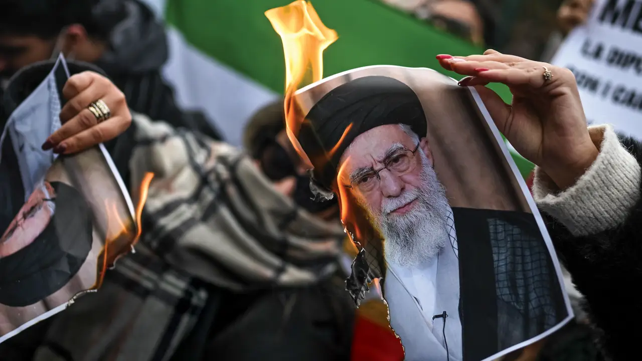 1-Protesto_contra_Khamenei.webp