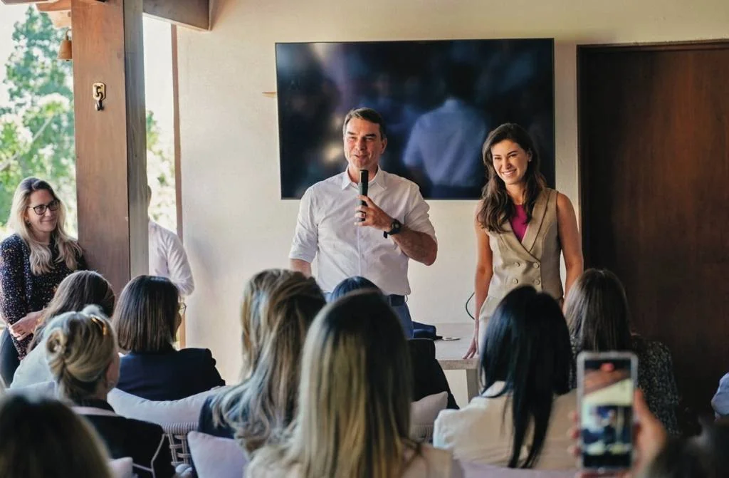 DESAFIO - Flávio Bolsonaro e a esposa, Fernanda, em evento com mulheres no DF: prioridade é superar resistência feminina