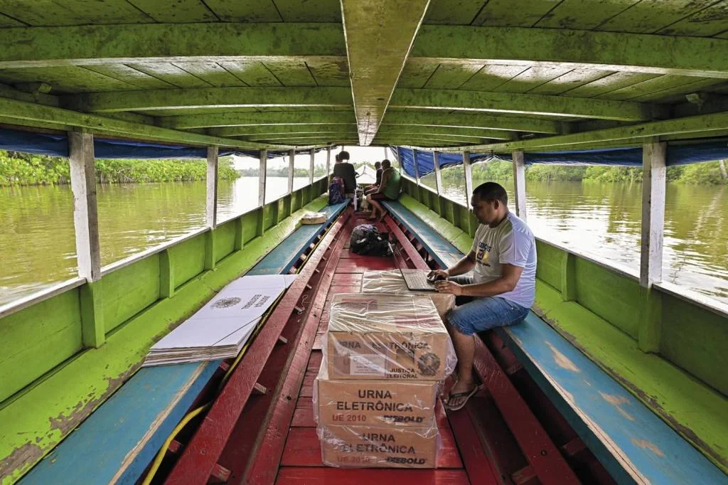 ALCANCE - Urnas em barco no Pará: país utilizou meio milhão delas em 2024