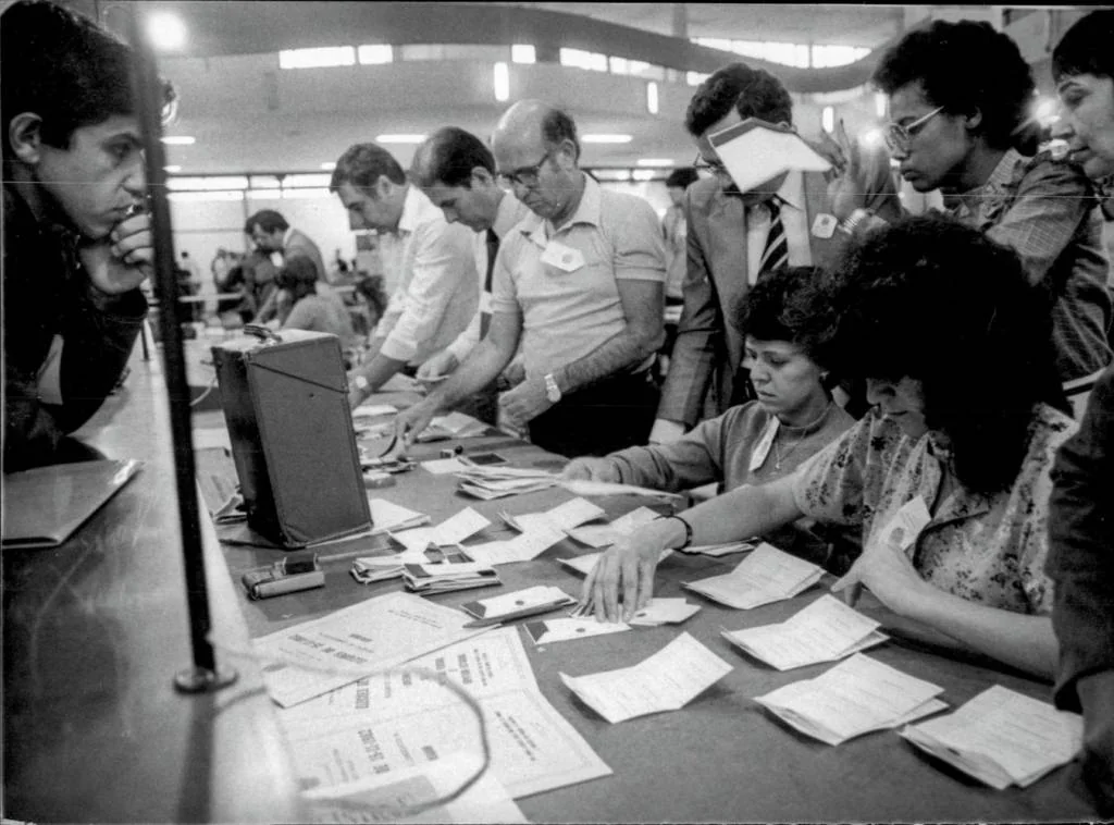 ATRASO - Contagem de votos em São Paulo em 1982: apuração durava semanas