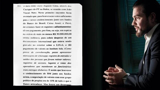 Homem barbudo de terno escuro e camisa branca, com as mãos entrelaçadas sobre uma mesa, olha para a direita. À esquerda, um documento com texto sobre pagamentos e credenciamento bancário.