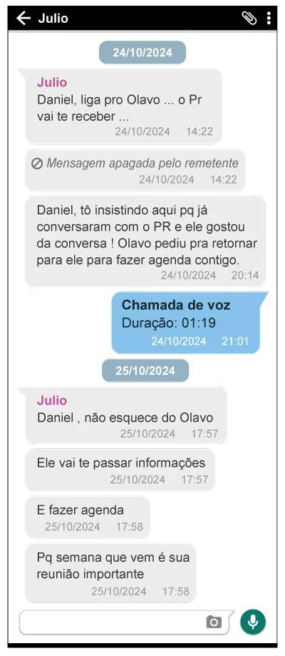 Captura de tela de um aplicativo de mensagens, mostrando uma conversa entre Julio e Daniel. As mensagens de Julio, em balões cinza, instruem Daniel a ligar para Olavo e agendar uma reunião importante. Há uma mensagem apagada e um balão azul indicando uma chamada de voz de 1 minuto e 19 segundos. As datas das mensagens são 24 e 25 de outubro de 2024
